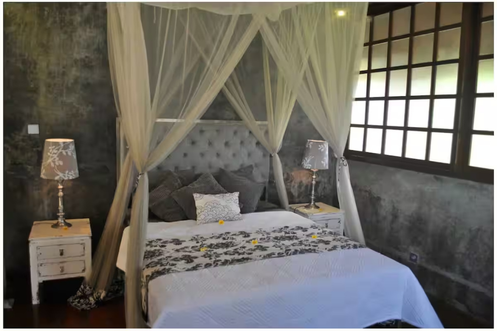 Silver Double room (full double bed)