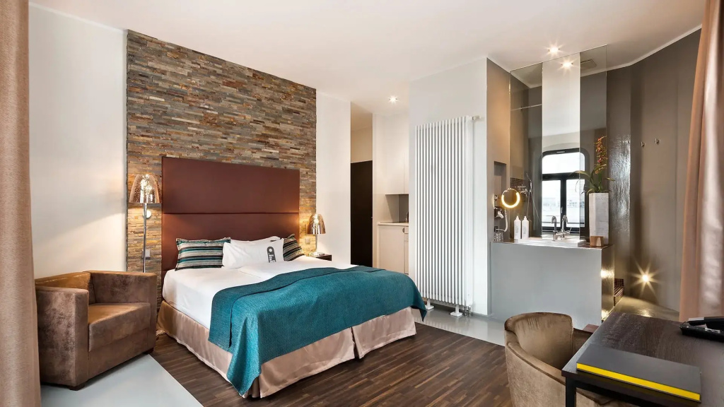 Corner Double room (full double bed)