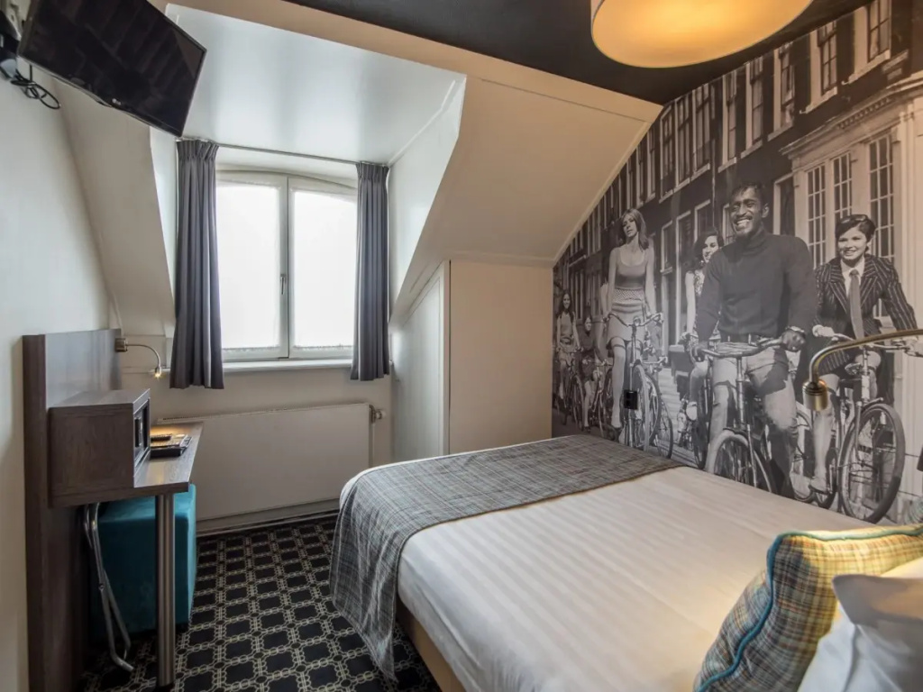 Small Double room (full double bed)