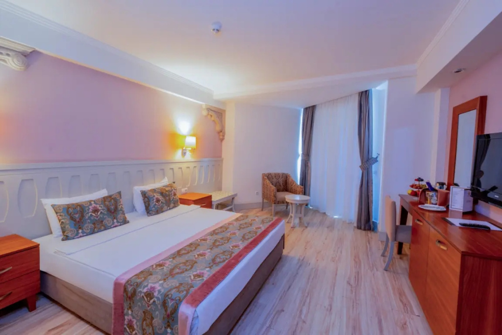 Standard Triple room with pool view