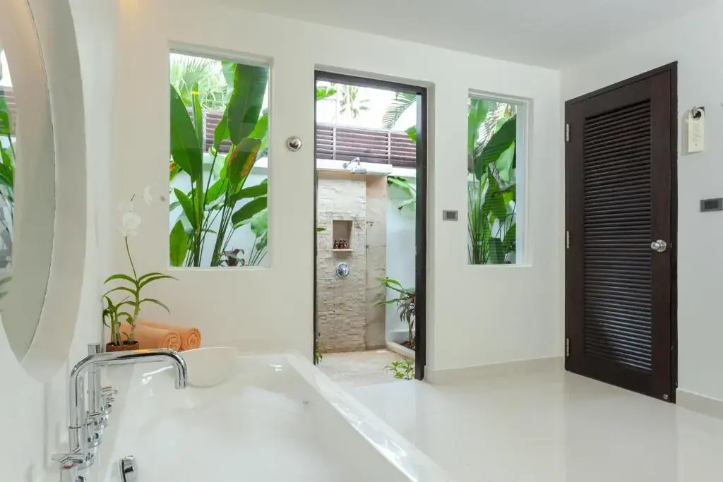 Double Junior Pool Suite (full double bed)