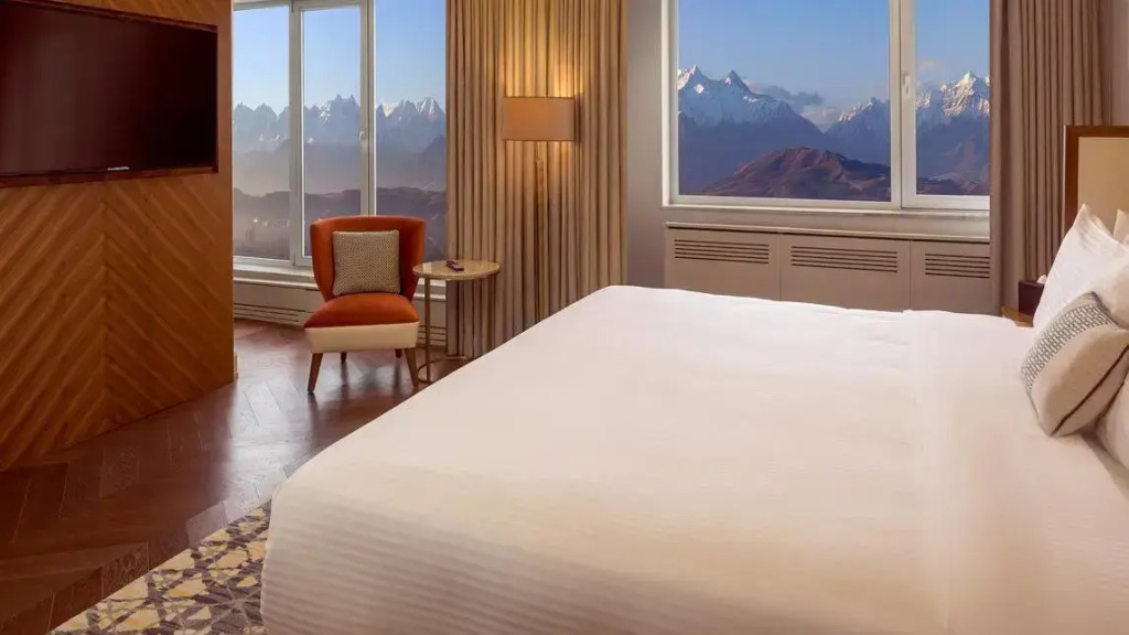 Двухместный клубный люкс Executive с видом на горы двуспальная кровать в Sheraton