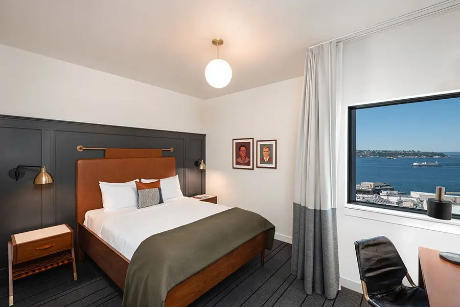 Double room with water view (full double bed)