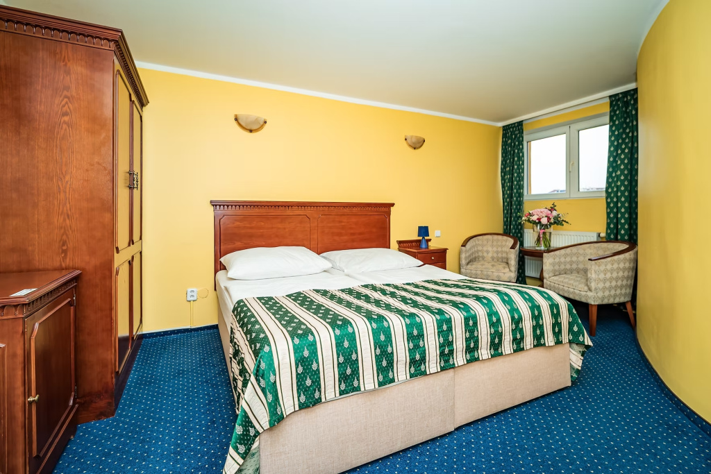 Double room (full double bed)