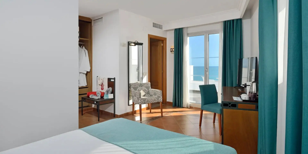 XTRA Top Floor Double room with sea view (full double bed)
