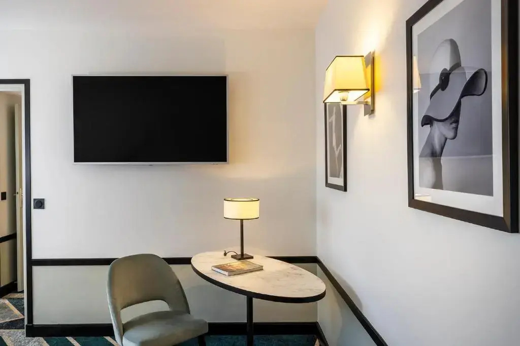 Hotel Aiglon 72