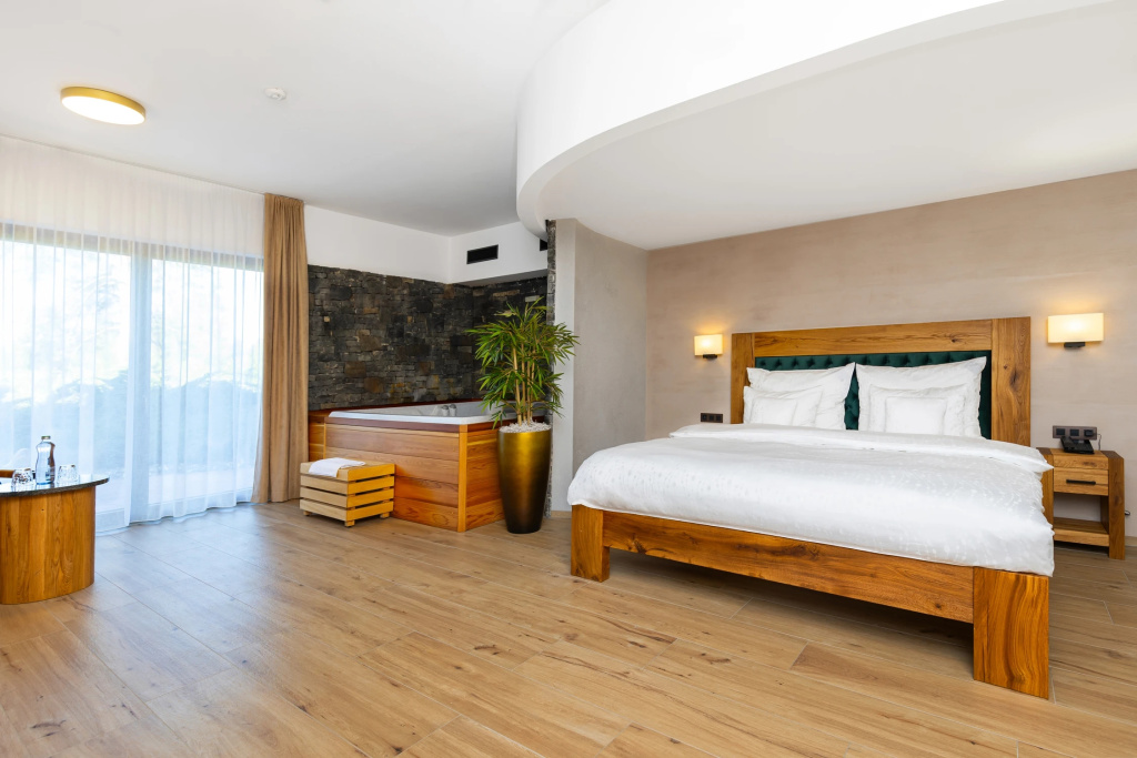 Deluxe with Spa Bath and Sauna Double Suite (full double bed)