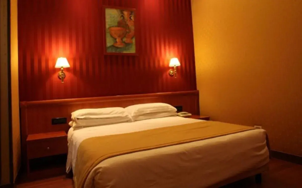 Small Double room (full double bed)
