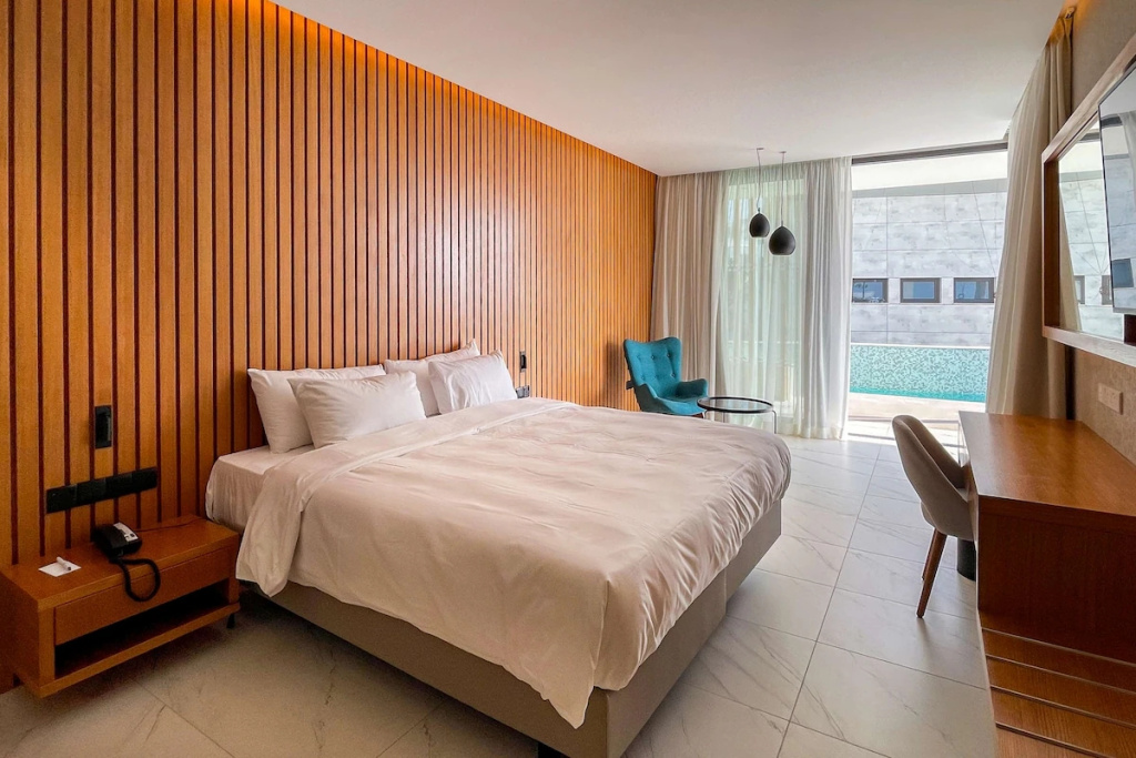 Premium Garden Swim Up Double room (full double bed)