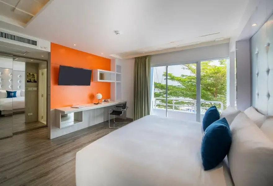 Premier Deluxe Double room with balcony (full double bed)