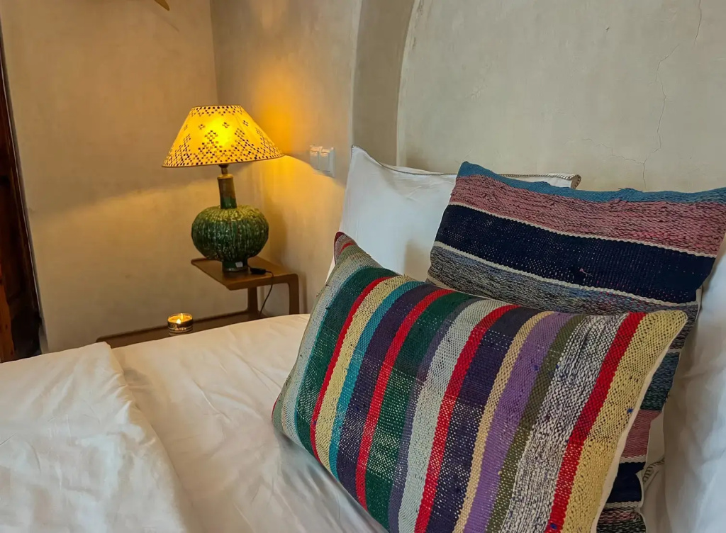 White Double room (full double bed)
