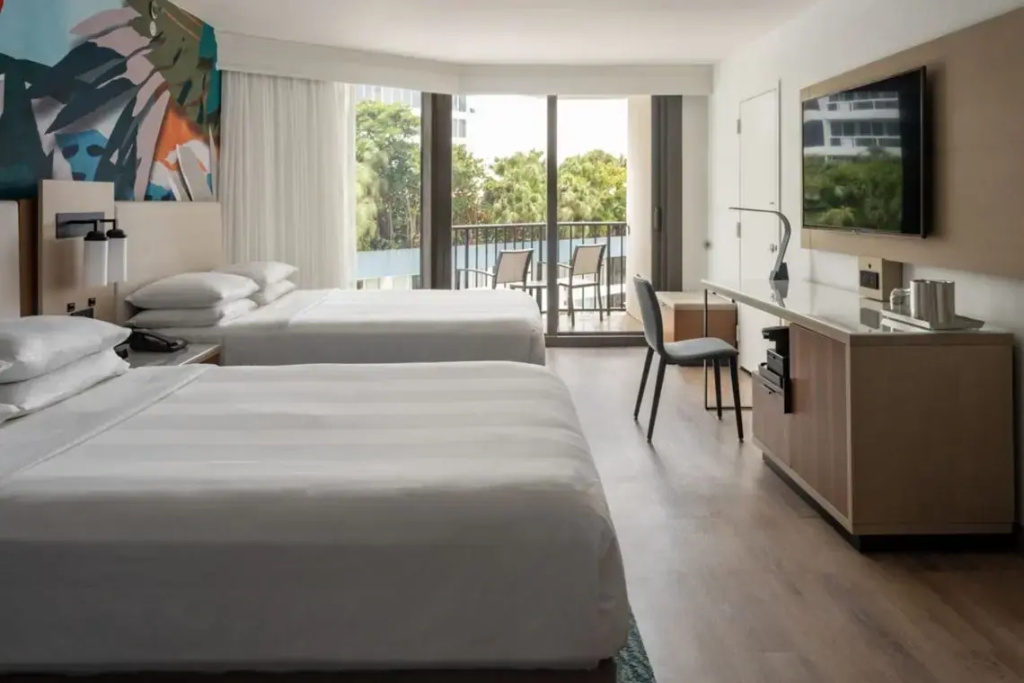 Double room with balcony and with pool view (twin beds)