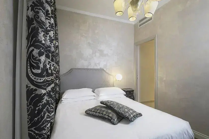 Small Double room (full double bed)
