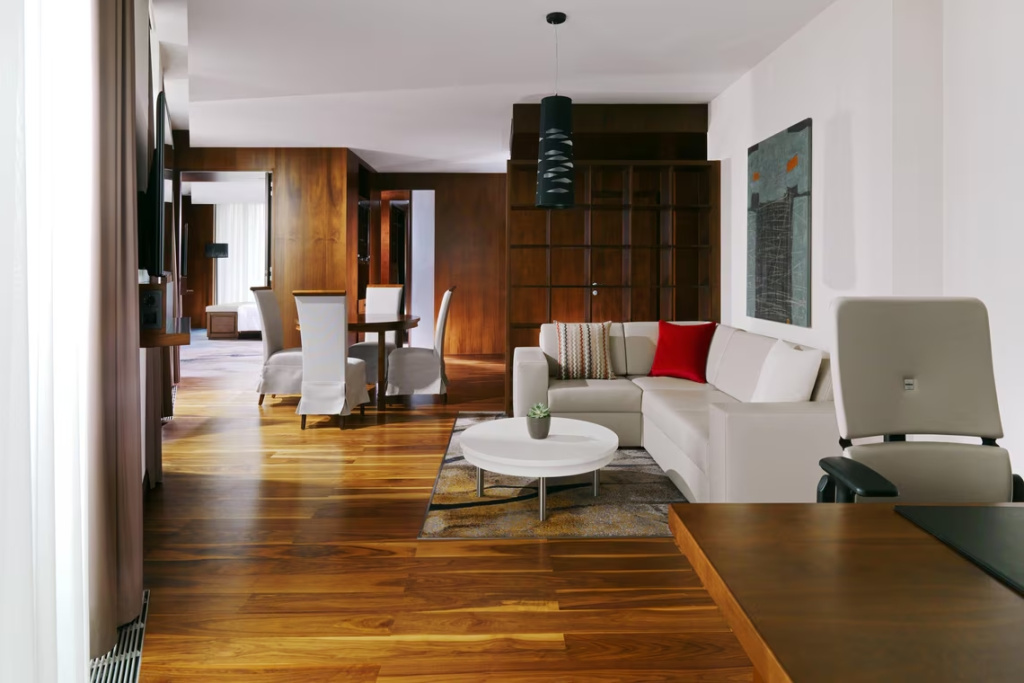 Люкс Luxury с балконом и с видом на реку в Minsk Marriott Hotel