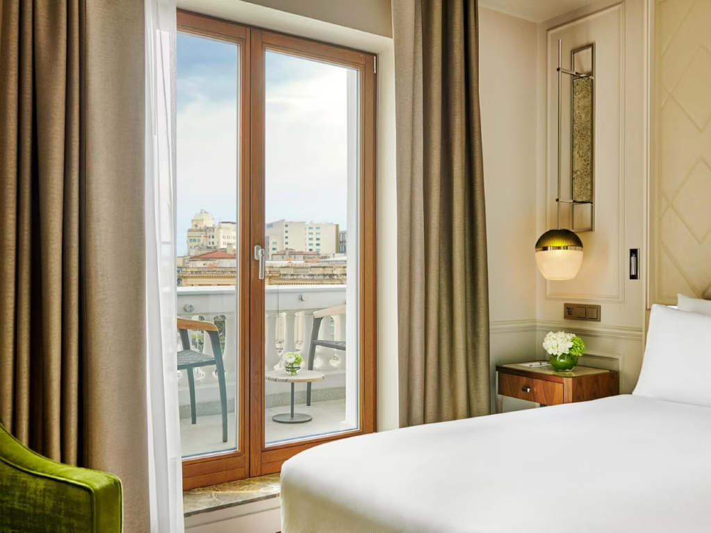 Classic Furnished Double room with balcony (full double bed)