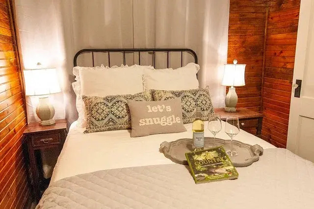 Bonnie & Clyde Hide-out Double room (full double bed)