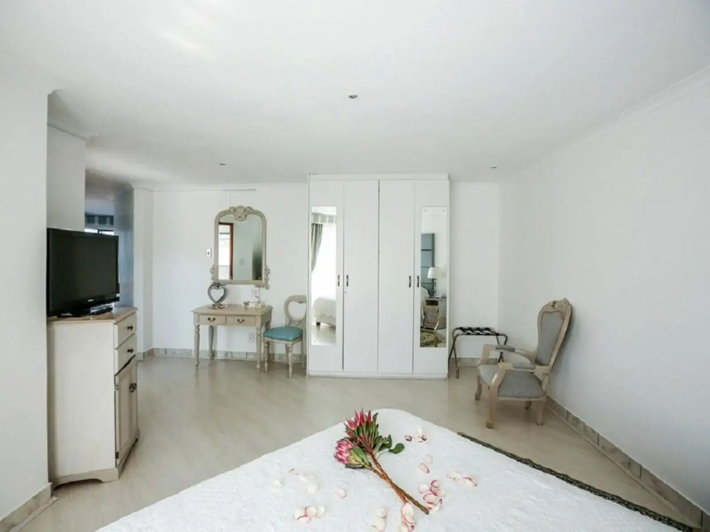 Double Suite with partial sea view (full double bed)