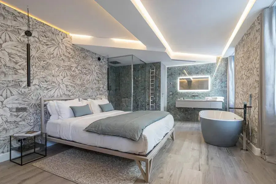 Superior Double Suite with balcony (full double bed)