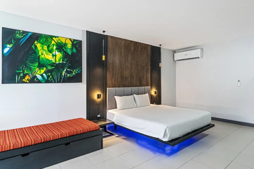 Deluxe with Pool Access Double room (full double bed)