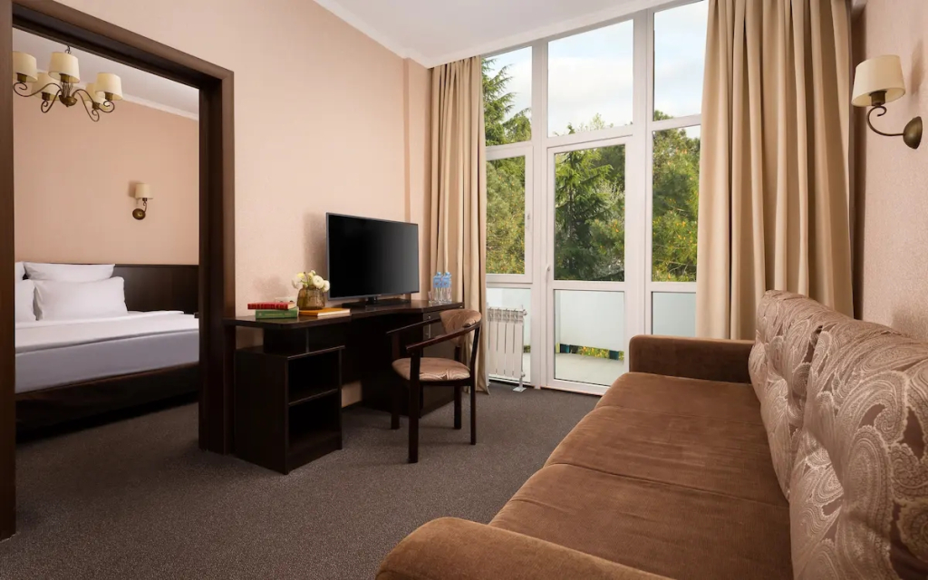 Четырёхместный семейный номер Comfort с 2 комнатами в Знание