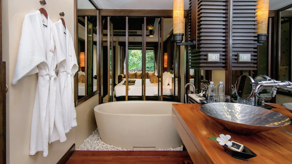 Двухместный номер с видом на джунгли двуспальная кровать в Marina Phuket Resort