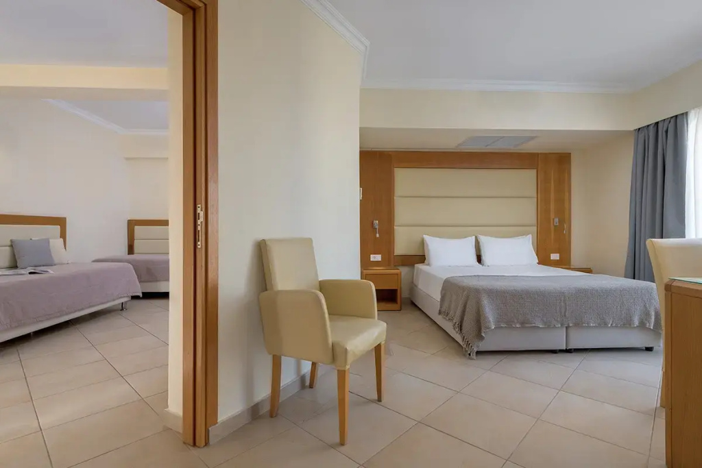 Family Double Suite with garden view (full double bed)