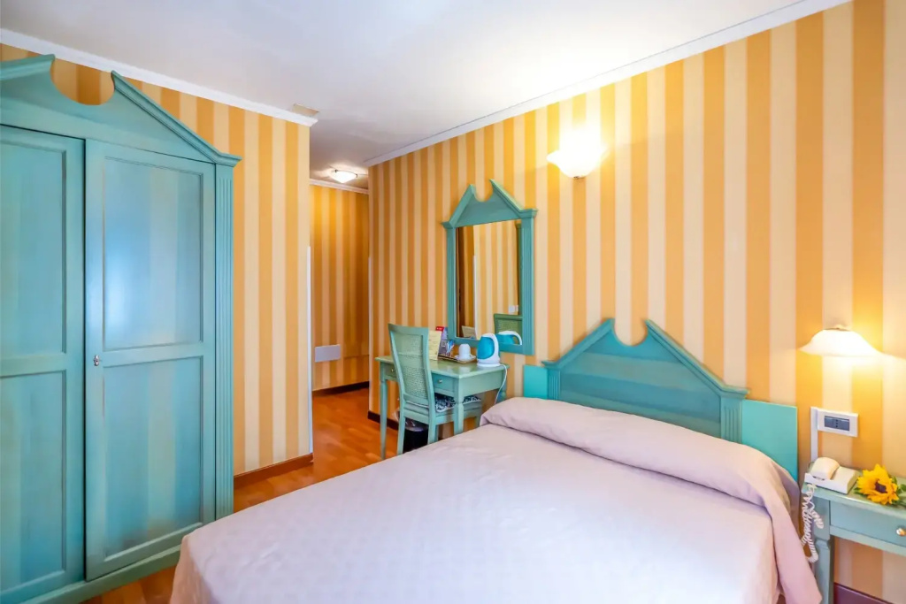 Deluxe Double room (full double bed)
