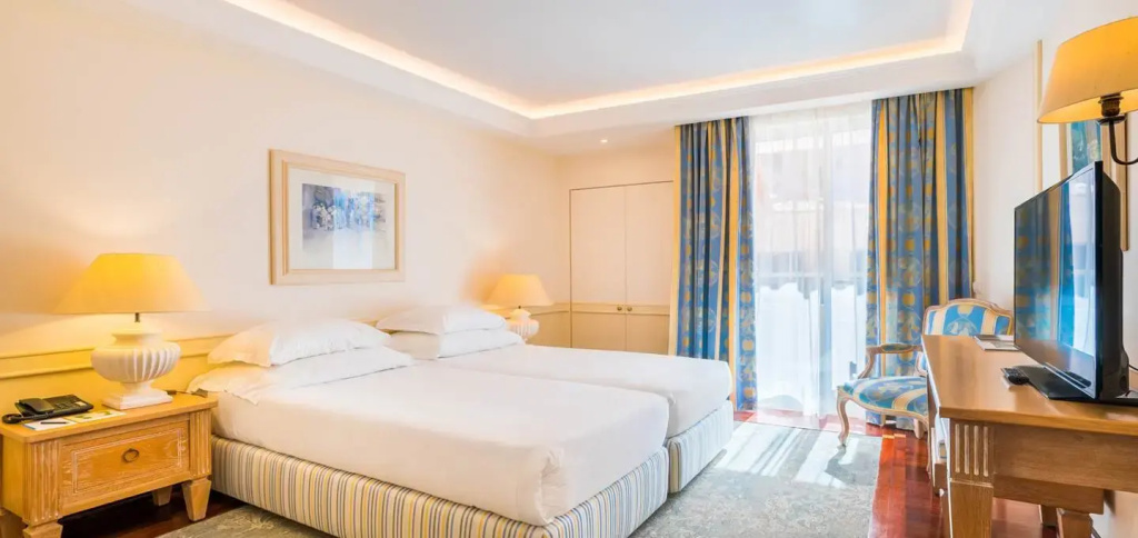 Deluxe Double room with balcony and with sea view (twin beds)