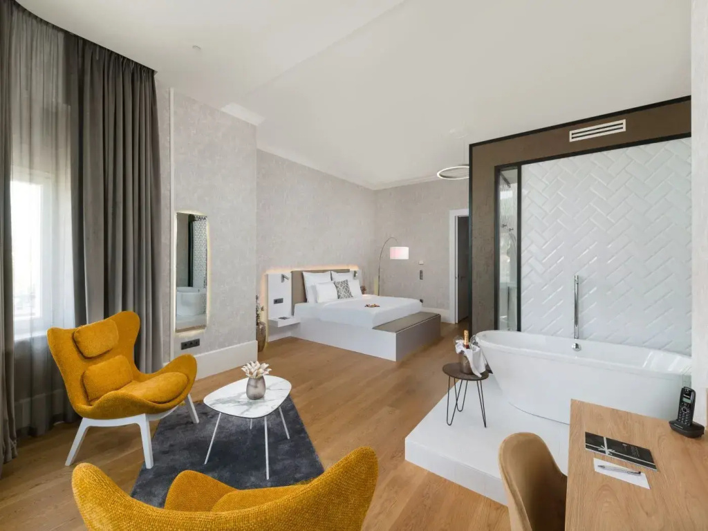 Governor Double Suite with Danube view (full double bed)