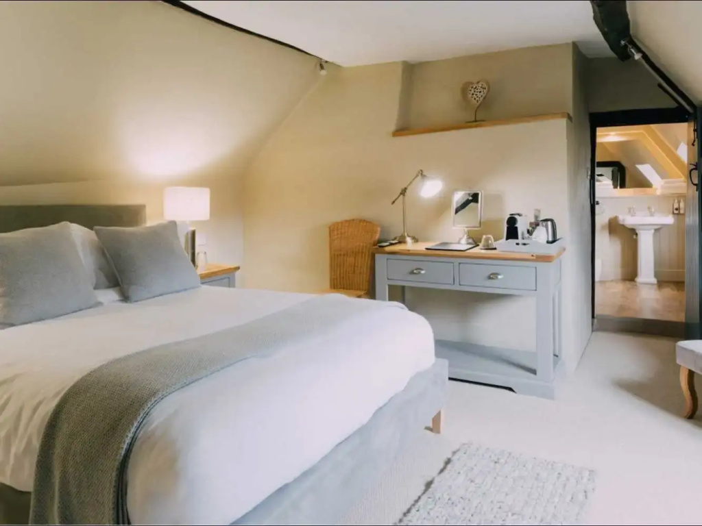Executive Double room (full double bed)