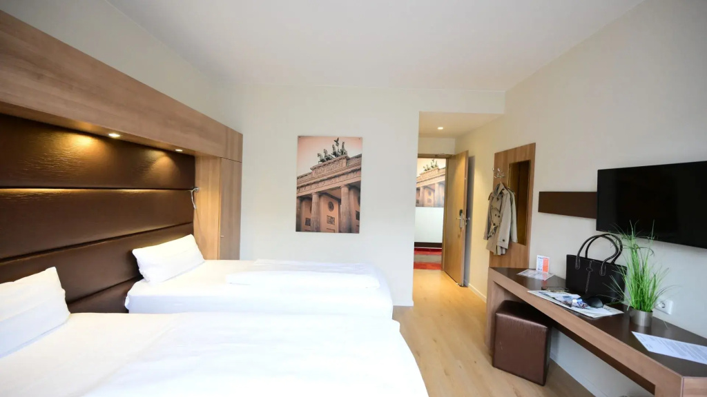 Two Plus Double room with city view (twin beds)