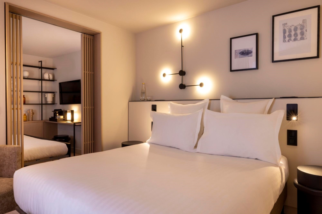 Deluxe Double room (full double bed)