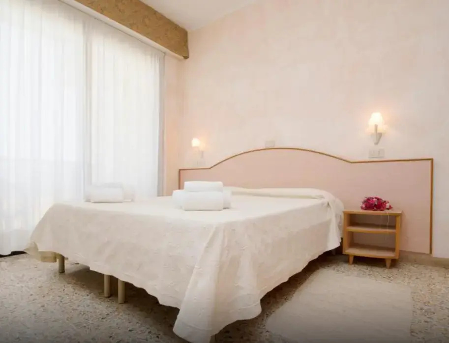 Double room (full double bed)
