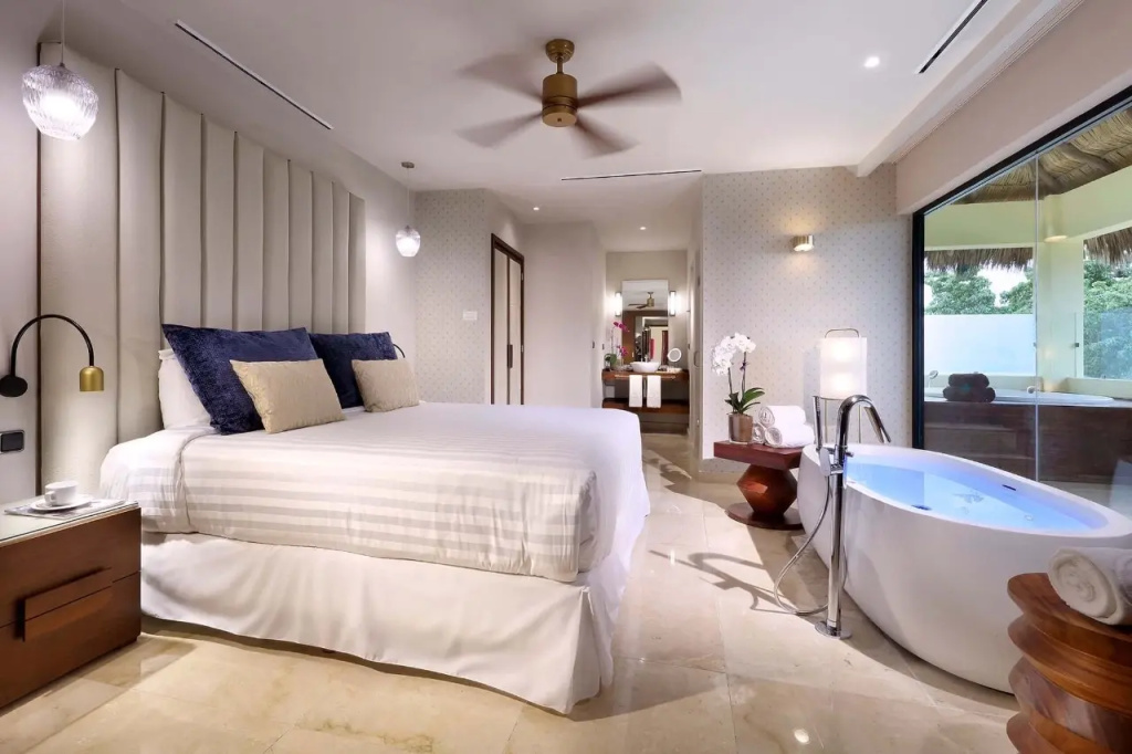 Ambassador Double Suite with panoramic ocean view (full double bed)