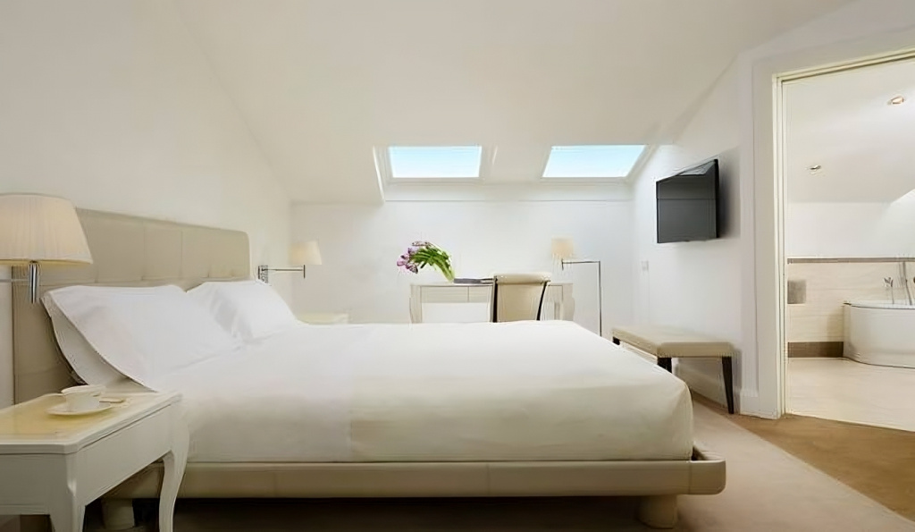 Double Suite (full double bed)