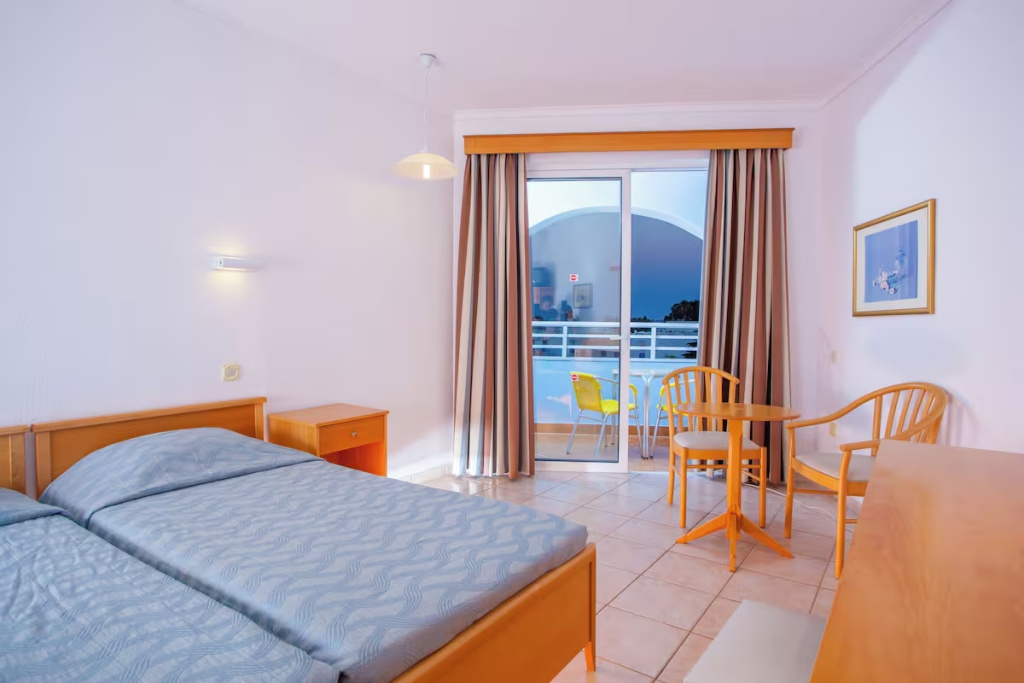 Triple room with partial sea view