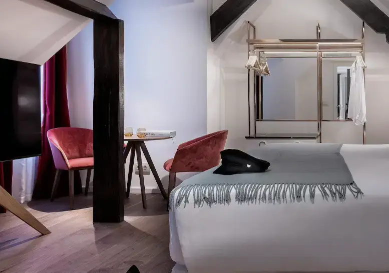 Maria Sorolla Executive Double Suite (full double bed)