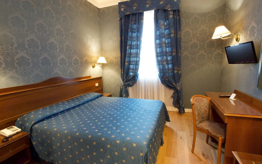 Double room (full double bed)