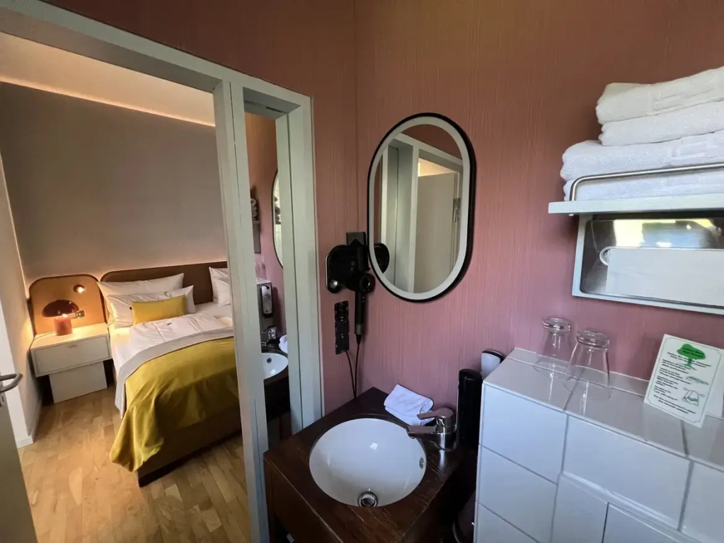 Large Double room (full double bed)