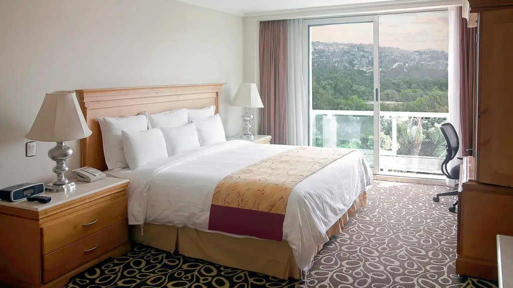 Deluxe Guest room with balcony and with golf view