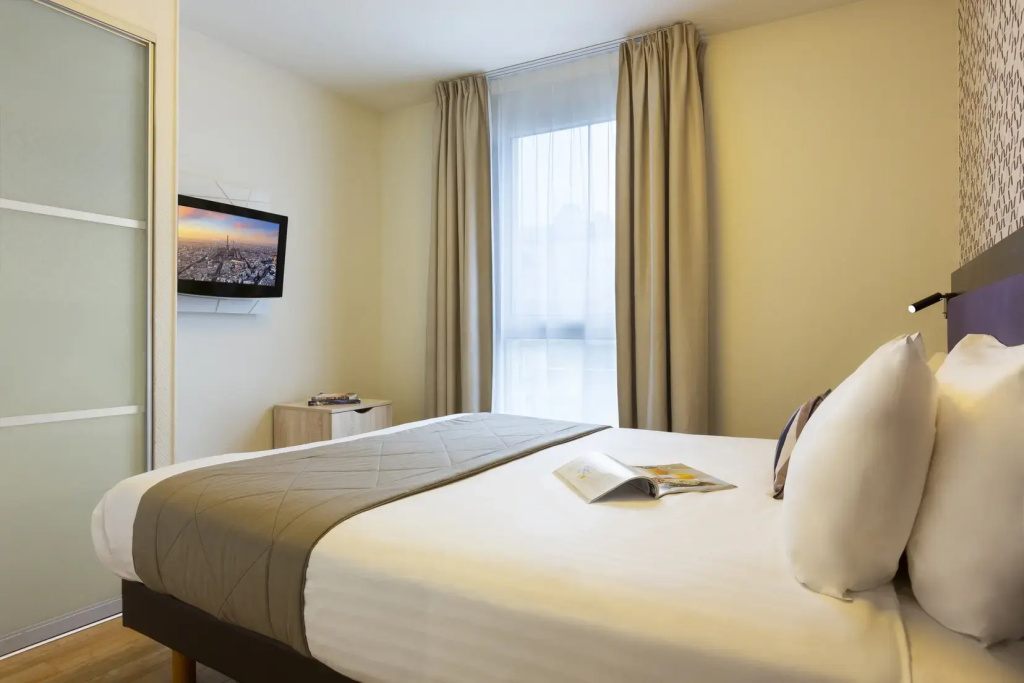 1 Bedroom Eiffel Tower view Double Apartment (twin beds)