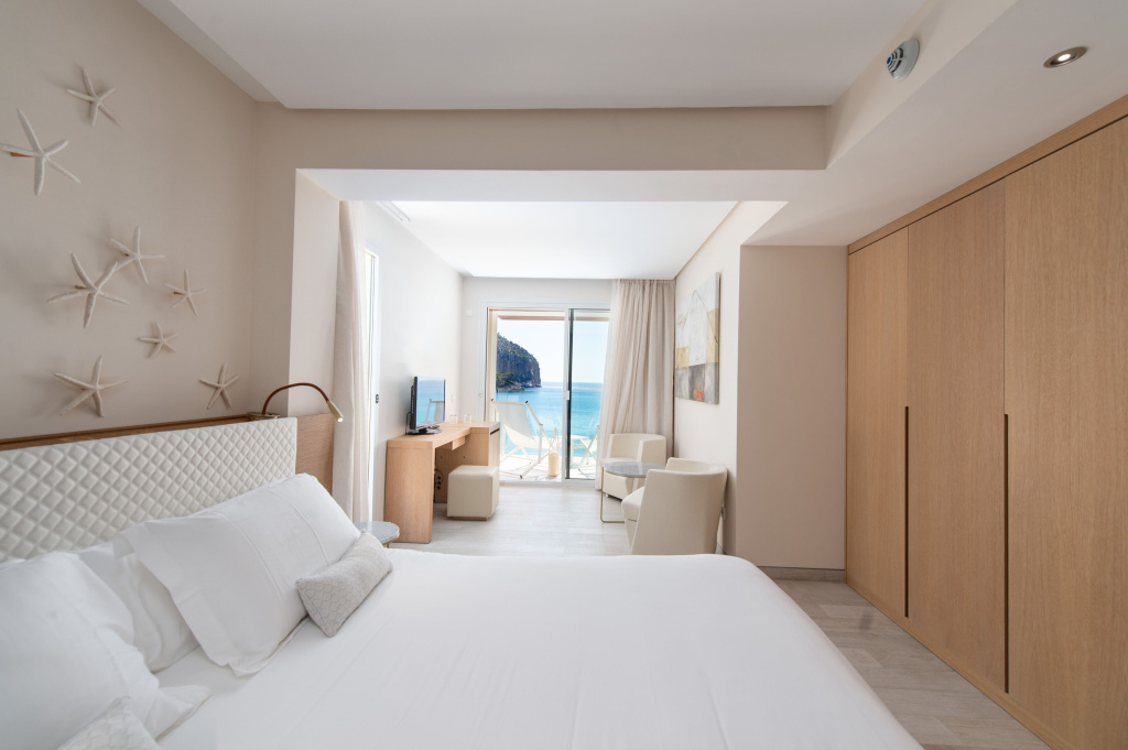 Deluxe Double room (full double bed)