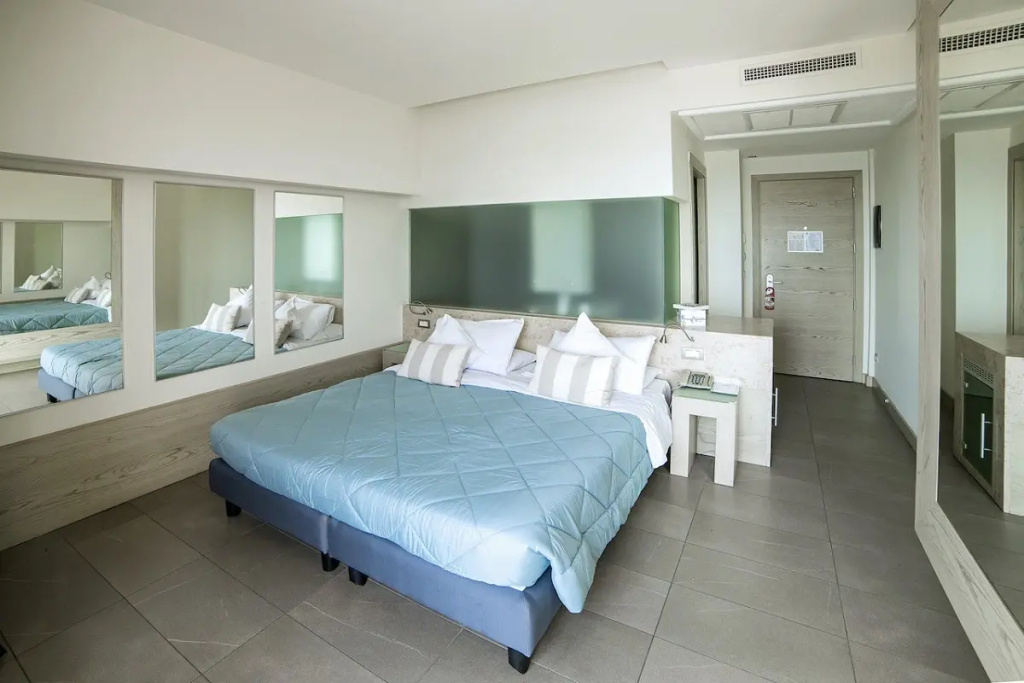 Superior Double room with balcony and with sea view (full double bed)