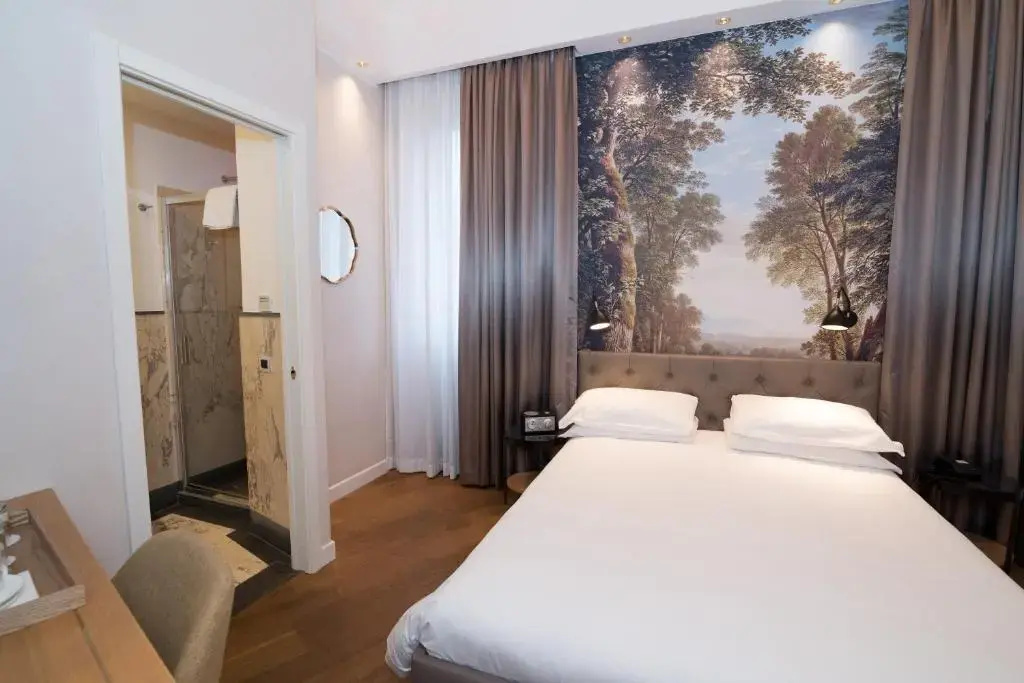 (1)Deluxe Double room (full double bed) at Hotel Accademia in Rome
