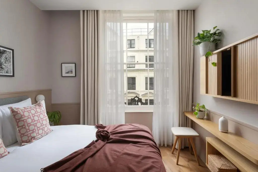 Inhabit Queen's Gardens, a Member of Design Hotels — фото