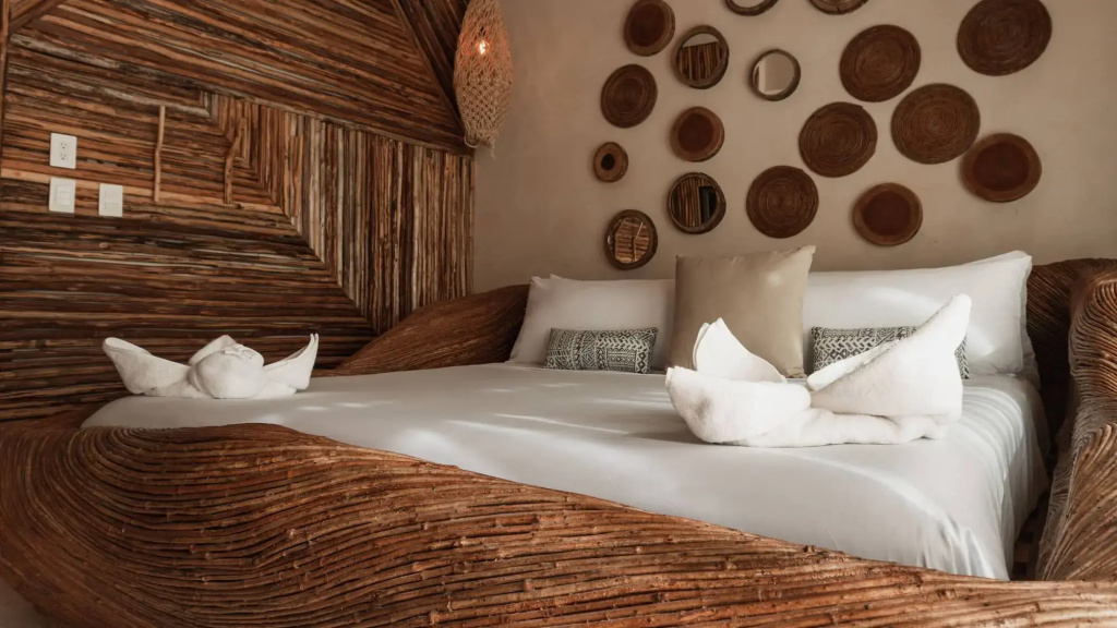 Upper-Level Double Suite with balcony (full double bed)