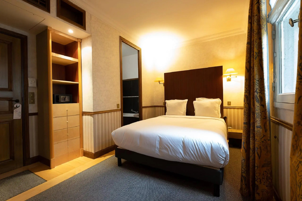 Double room with courtyard view (full double bed)