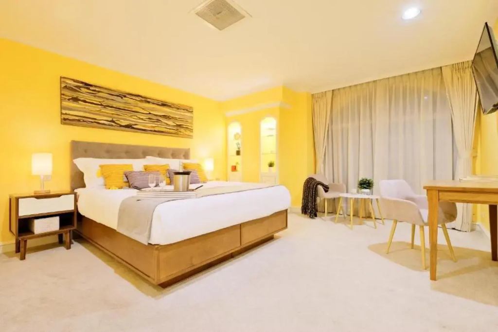 Deluxe Double Suite (full double bed)