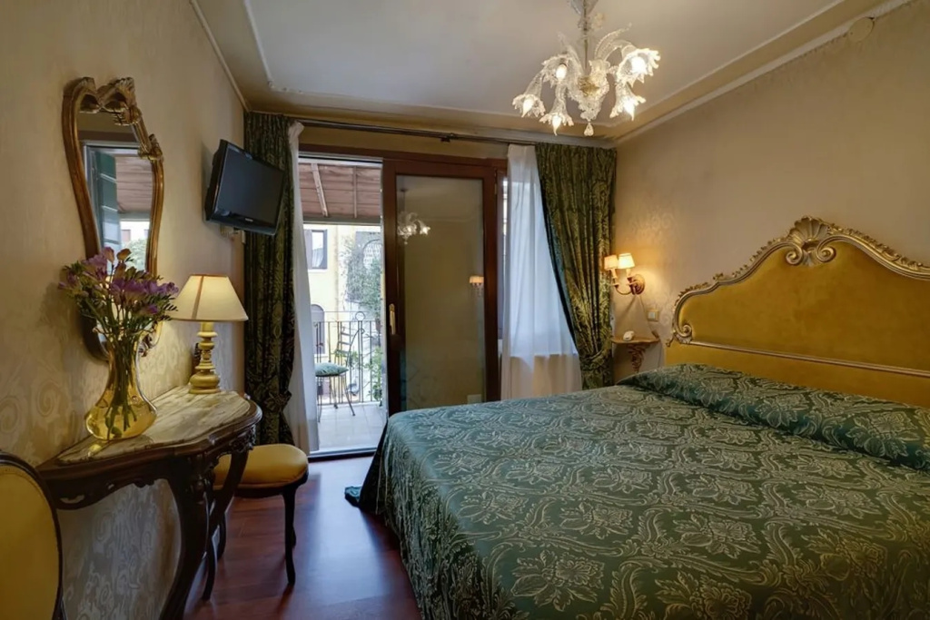 Classic Double room (full double bed)