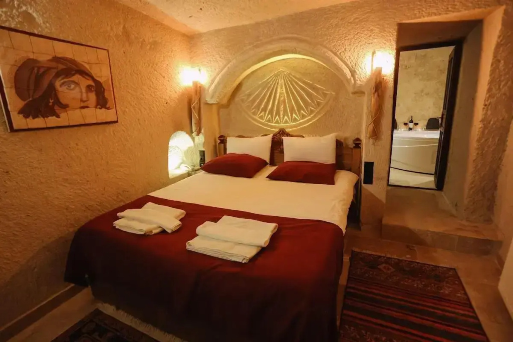 Deluxe Double Cave Suite (full double bed)